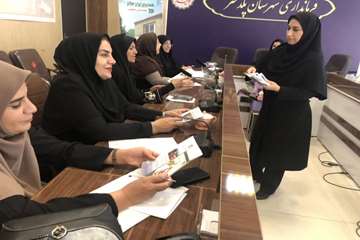 اموزش کارمندان ادارات در فرمانداری و توزیع مطالب اموزشی با موضوع جوانی جمعیت